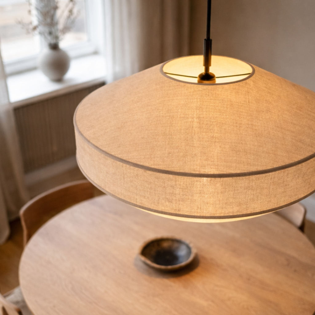 Arkitektonisk Pendel Lampe i Hør - Skulpturelt Pagodedesign med Blødt Ambient Lys 5
