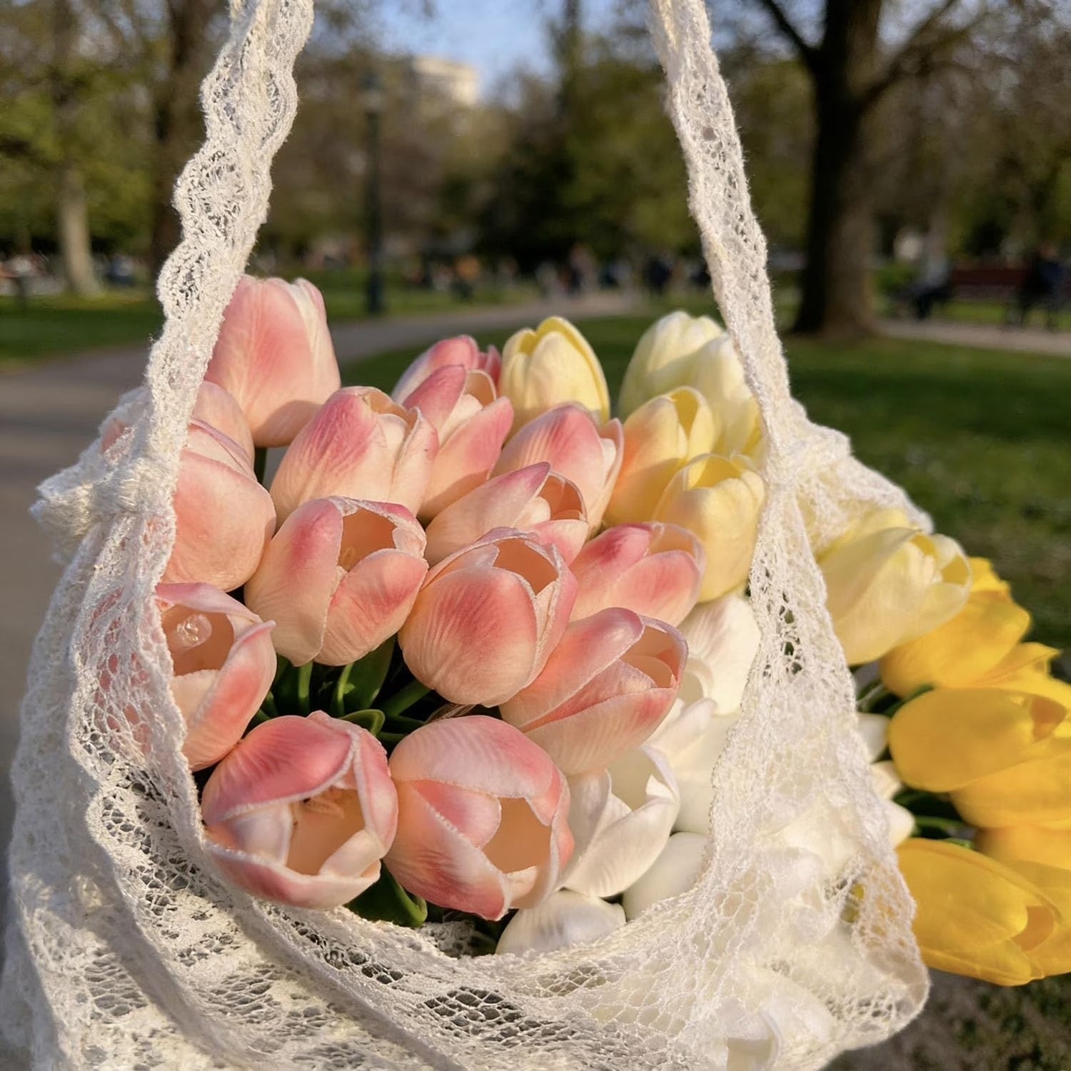 Batteridrevet Natlampe med Tulipanbuketter – Blødt Lys i Kompakt Design 8