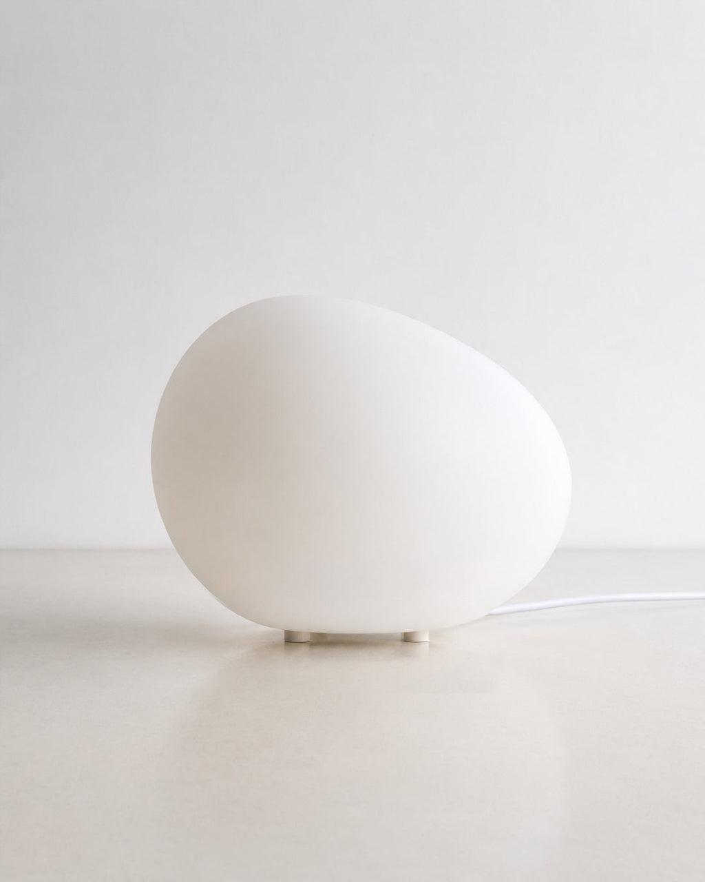 Bordlampe i Frostet Akryl - Organisk Stendesign 3
