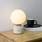 Bordlampe i Marmor – Tidløst Design med Stabil Base og Blødt Lys 2