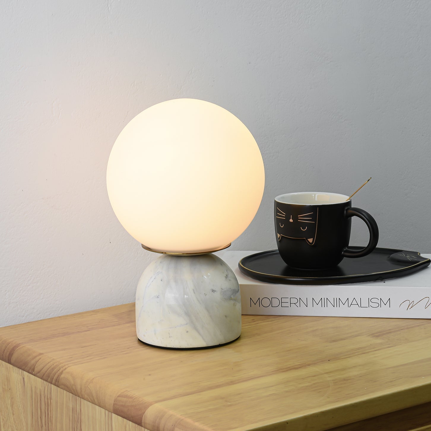 Bordlampe i Marmor – Tidløst Design med Stabil Base og Blødt Lys 2