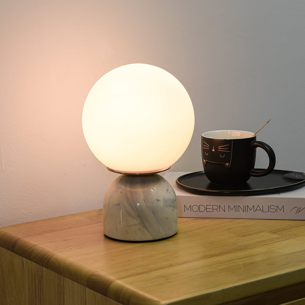 Bordlampe i Marmor – Tidløst Design med Stabil Base og Blødt Lys 3