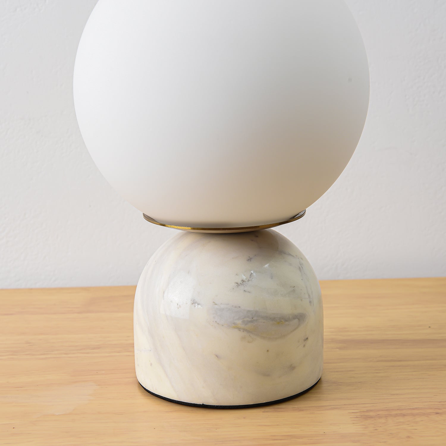 Bordlampe i Marmor – Tidløst Design med Stabil Base og Blødt Lys 6