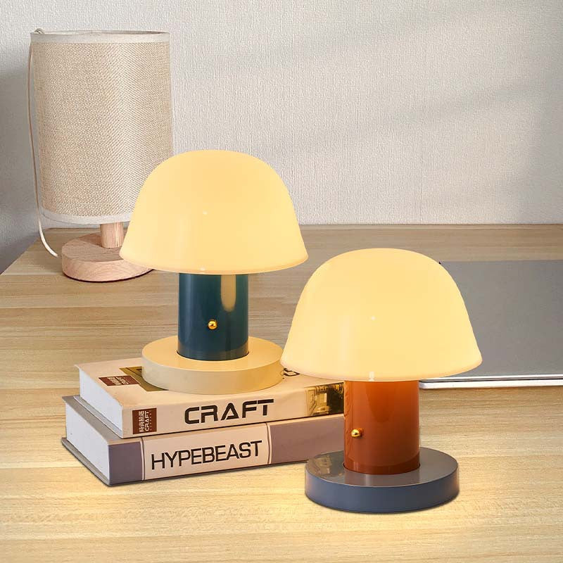 Bordlampe i Metal – Husformet Design med Integreret LED og USB-port 1