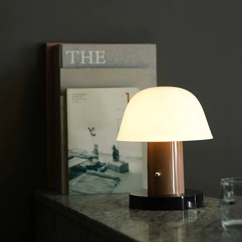 Bordlampe i Metal – Husformet Design med Integreret LED og USB-port 3