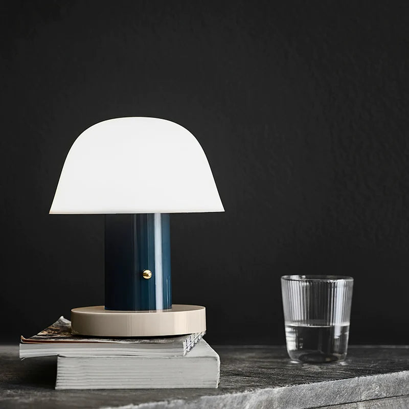 Bordlampe i Metal – Husformet Design med Integreret LED og USB-port 4