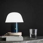 Bordlampe i Metal – Husformet Design med Integreret LED og USB-port 4