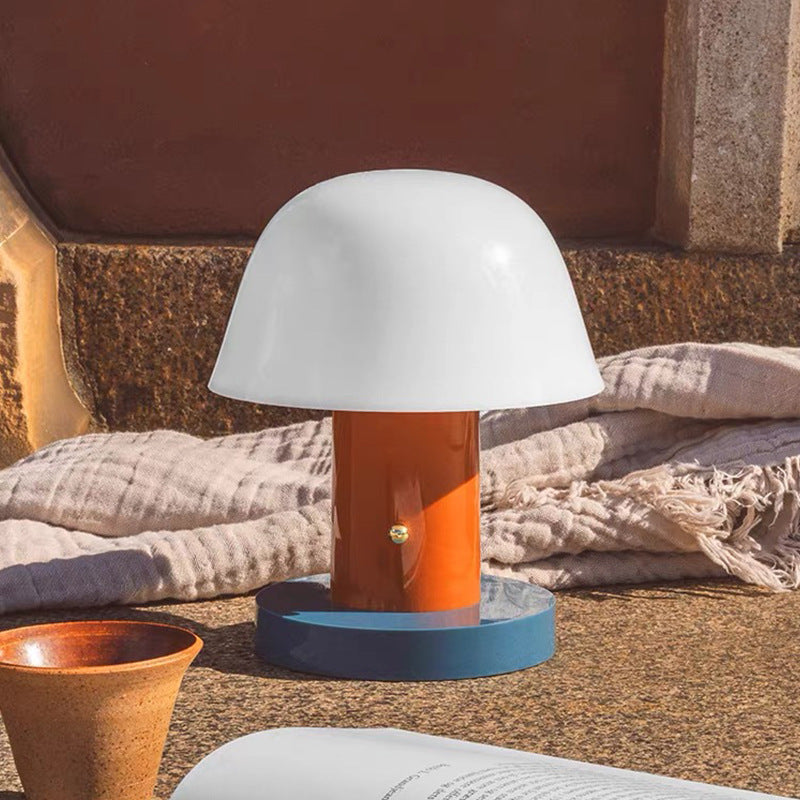 Bordlampe i Metal – Husformet Design med Integreret LED og USB-port 5