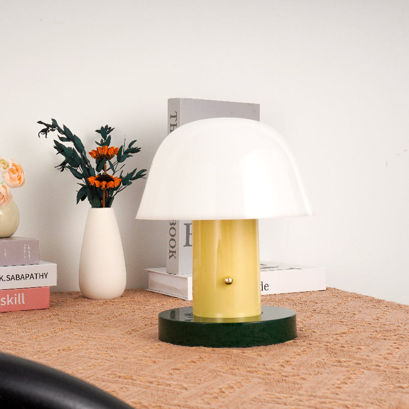Bordlampe i Metal – Husformet Design med Integreret LED og USB-port 6