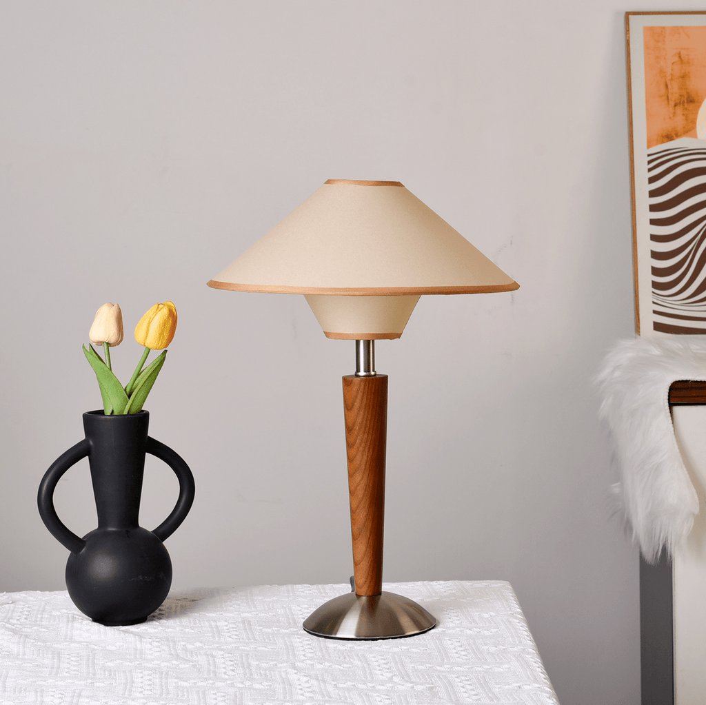 Bordlampe i Træ – Klassisk Design med Varmt Lys og Metalfod 0