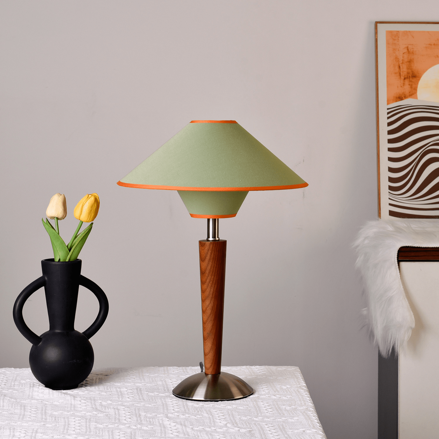 Bordlampe i Træ – Klassisk Design med Varmt Lys og Metalfod 10