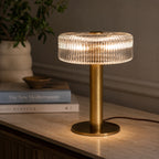 Bordlampe med Hamret Kobberfod og Ribbet Glasskærm – Vintage Design med Dæmpbar Lys 0