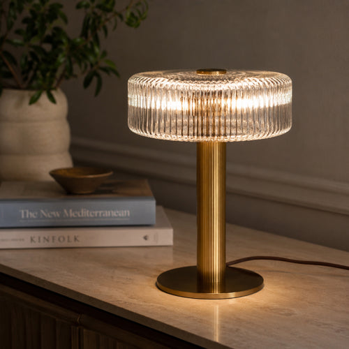 Bordlampe med Hamret Kobberfod og Ribbet Glasskærm – Vintage Design med Dæmpbar Lys 0