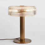 Bordlampe med Hamret Kobberfod og Ribbet Glasskærm – Vintage Design med Dæmpbar Lys 1