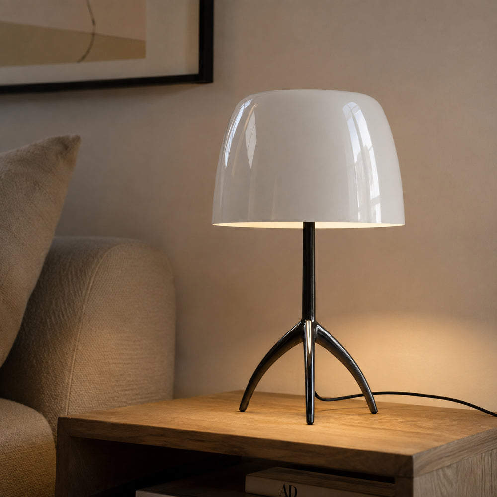Bordlampe med Kuppelformet Skærm - Elegant Trebenet Stel 1
