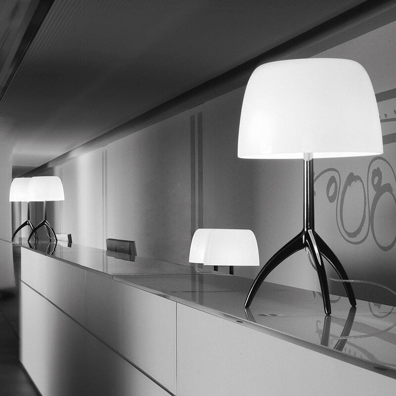 Bordlampe med Kuppelformet Skærm - Elegant Trebenet Stel 10