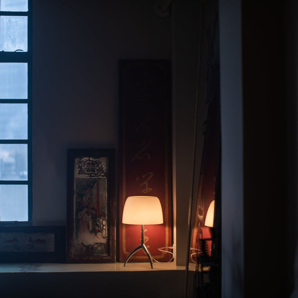 Bordlampe med Kuppelformet Skærm - Elegant Trebenet Stel 3
