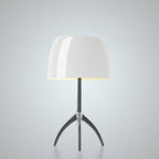 Bordlampe med Kuppelformet Skærm - Elegant Trebenet Stel 8