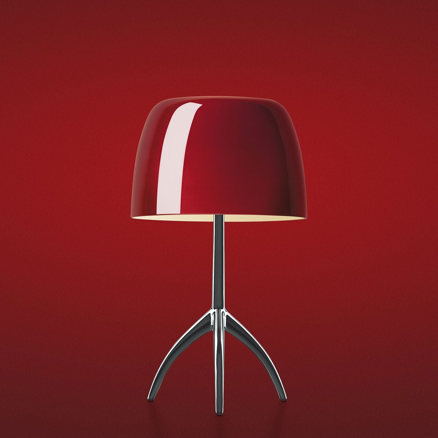 Bordlampe med Kuppelformet Skærm - Elegant Trebenet Stel 9