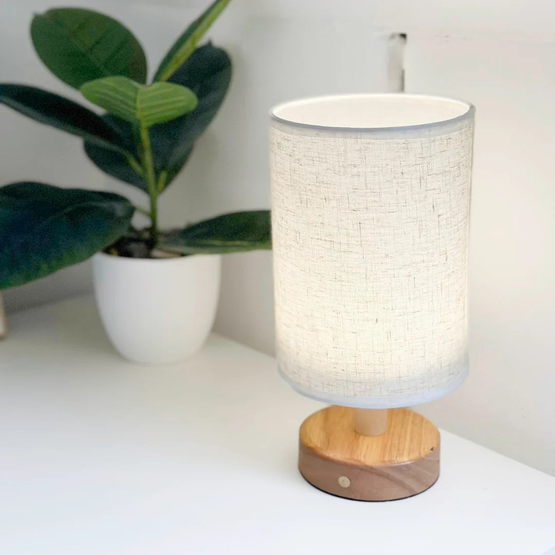 Bordlampe med Linnedskærm og Træfod 1