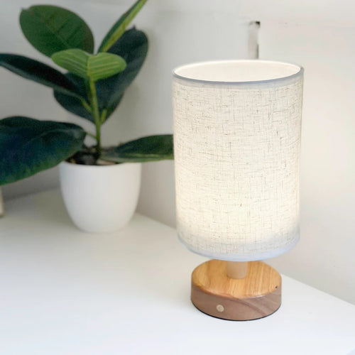 Bordlampe med Linnedskærm og Træfod 1