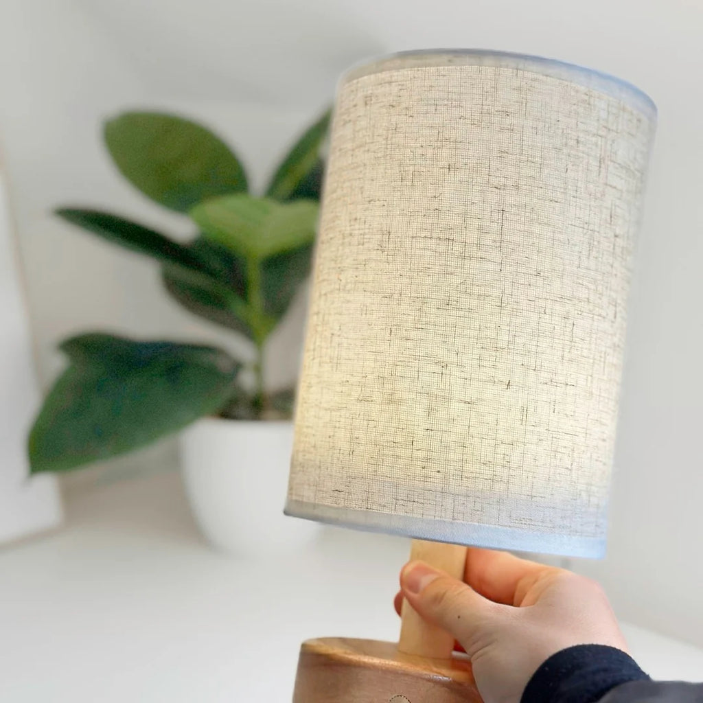 Bordlampe med Linnedskærm og Træfod 3
