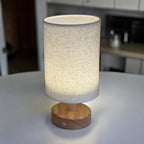 Bordlampe med Linnedskærm og Træfod 4