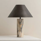 Eksklusiv Bordlampe i Marmor - Skulpturel Cylinderfod med Elegant Sort Skærm 0

