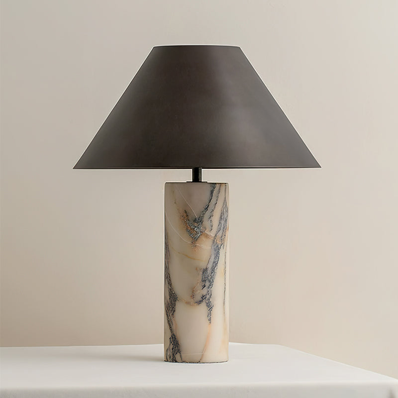 Eksklusiv Bordlampe i Marmor - Skulpturel Cylinderfod med Elegant Sort Skærm 0
