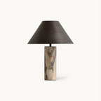 Eksklusiv Bordlampe i Marmor - Skulpturel Cylinderfod med Elegant Sort Skærm 1
