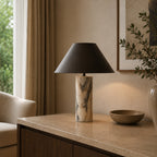Eksklusiv Bordlampe i Marmor - Skulpturel Cylinderfod med Elegant Sort Skærm 11