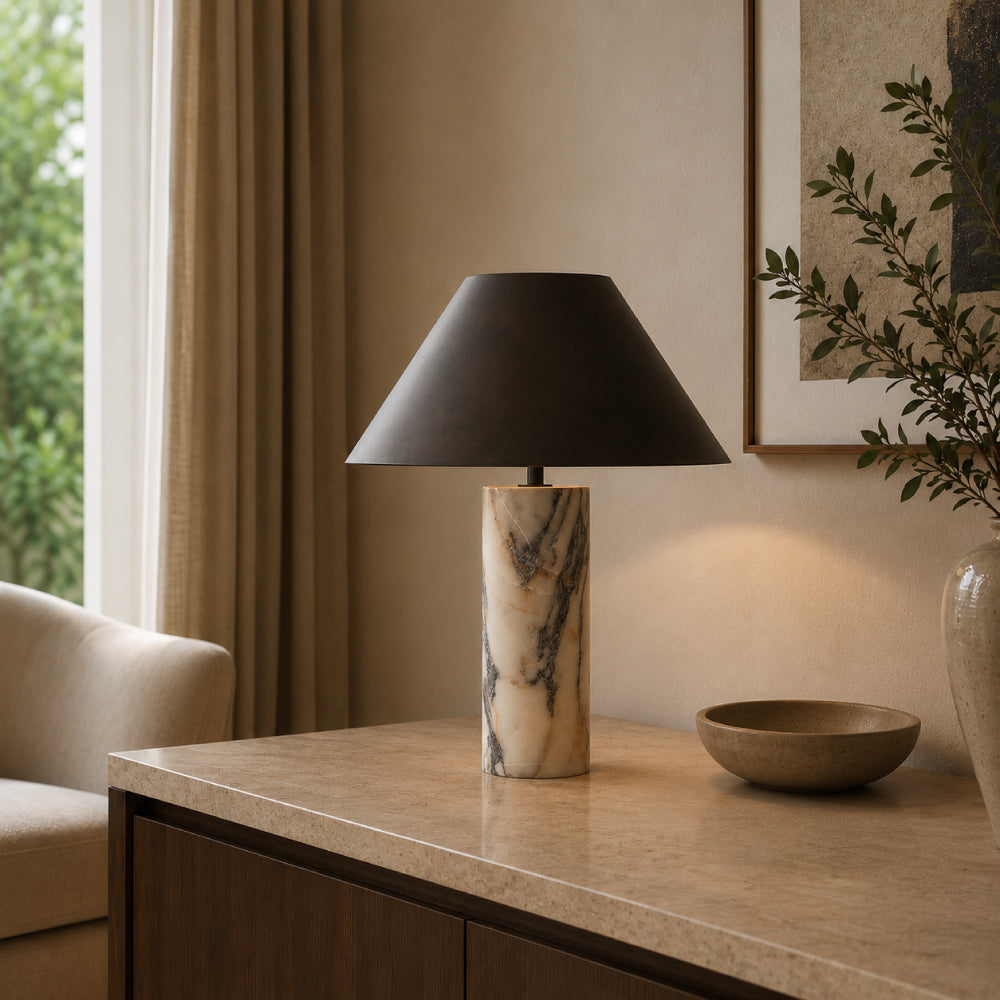 Eksklusiv Bordlampe i Marmor - Skulpturel Cylinderfod med Elegant Sort Skærm 11