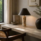 Eksklusiv Bordlampe i Marmor - Skulpturel Cylinderfod med Elegant Sort Skærm 12