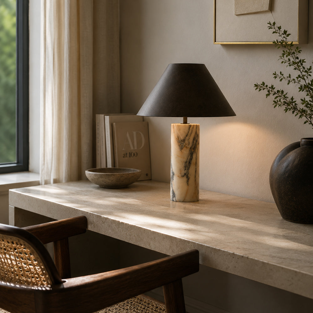 Eksklusiv Bordlampe i Marmor - Skulpturel Cylinderfod med Elegant Sort Skærm 12
