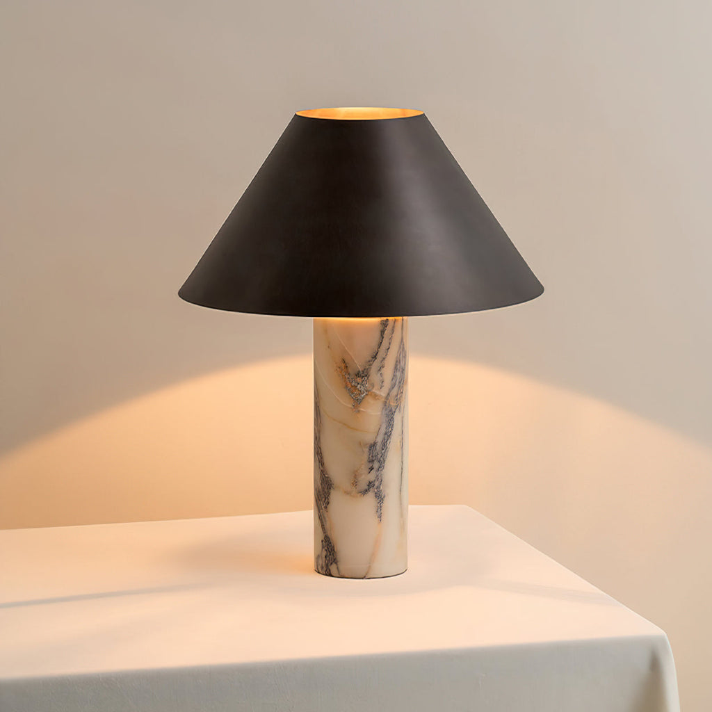 Eksklusiv Bordlampe i Marmor - Skulpturel Cylinderfod med Elegant Sort Skærm 6

