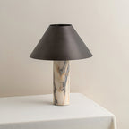 Eksklusiv Bordlampe i Marmor - Skulpturel Cylinderfod med Elegant Sort Skærm 7
