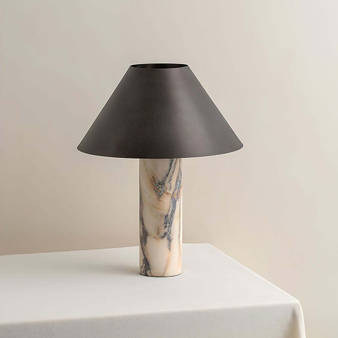 Eksklusiv Bordlampe i Marmor - Skulpturel Cylinderfod med Elegant Sort Skærm 7
