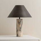 Eksklusiv Bordlampe i Marmor - Skulpturel Cylinderfod med Elegant Sort Skærm 8
