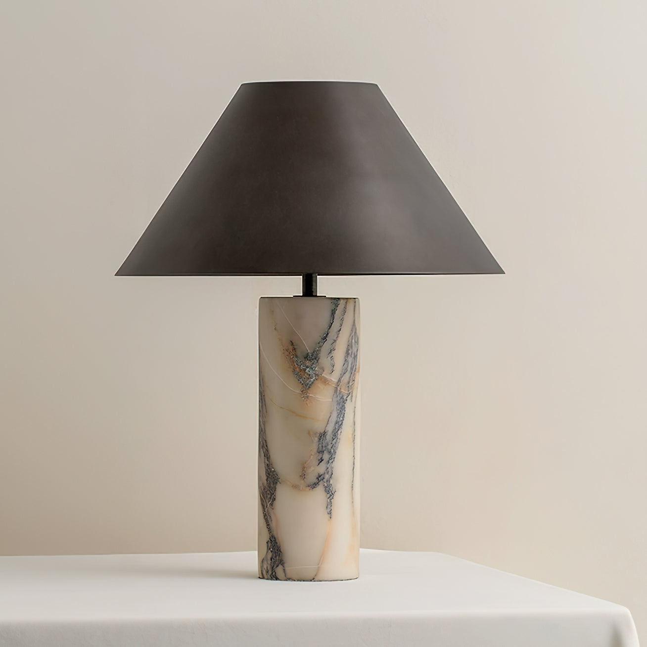 Eksklusiv Bordlampe i Marmor - Skulpturel Cylinderfod med Elegant Sort Skærm 8
