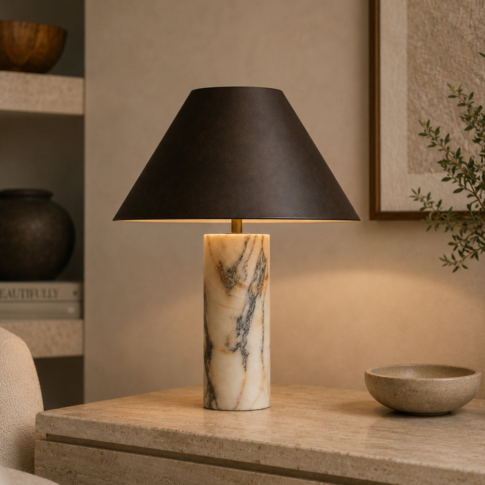 Eksklusiv Bordlampe i Marmor - Skulpturel Cylinderfod med Elegant Sort Skærm 9

