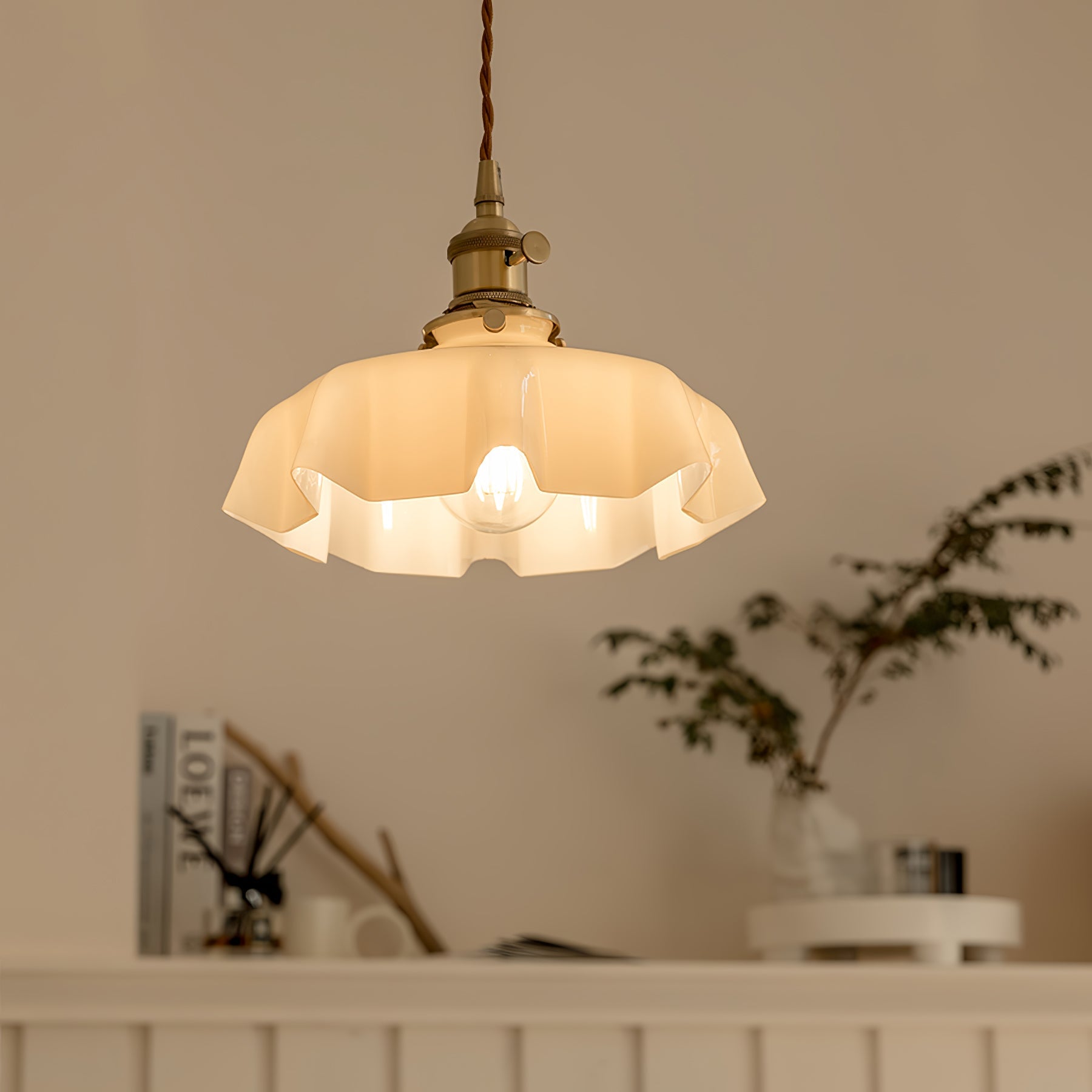 Fransk Loftlampe i Metal – Dekorativ Blomsterdesign til Elegant Belysning 2