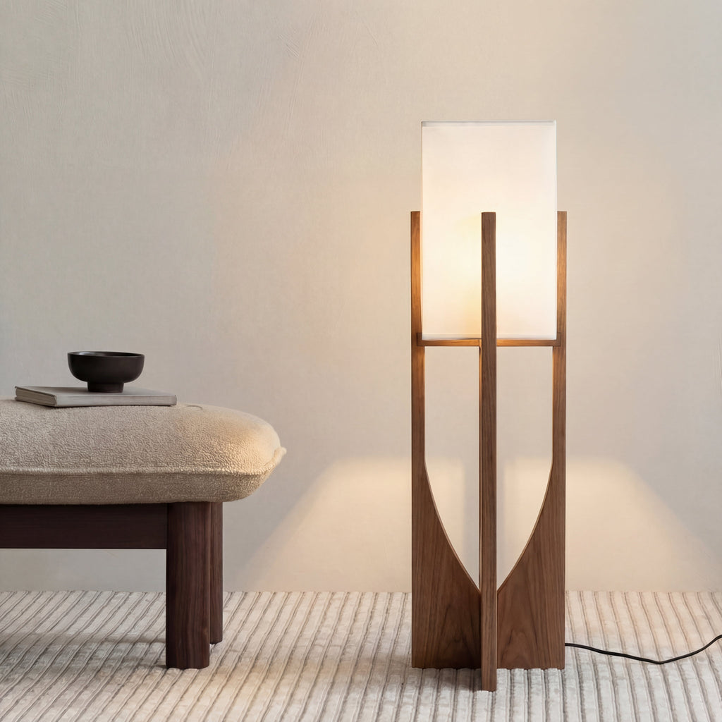 Gulvlampe i Wabi-Sabi Stil - Stofskærm og Træfod med Varmt Lys 3
