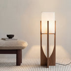Gulvlampe i Wabi-Sabi Stil - Stofskærm og Træfod med Varmt Lys 3