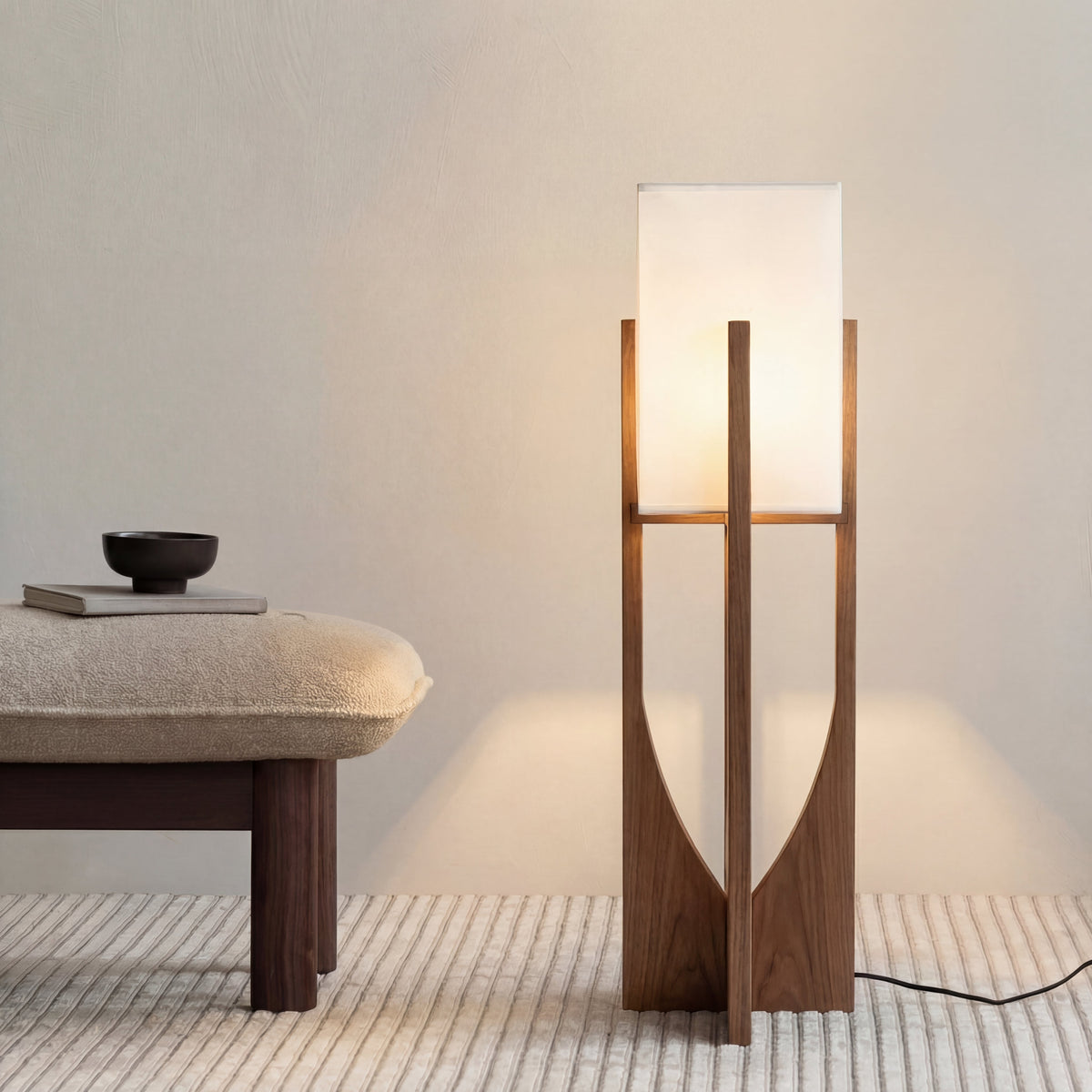 Gulvlampe i Wabi-Sabi Stil - Stofskærm og Træfod med Varmt Lys 3