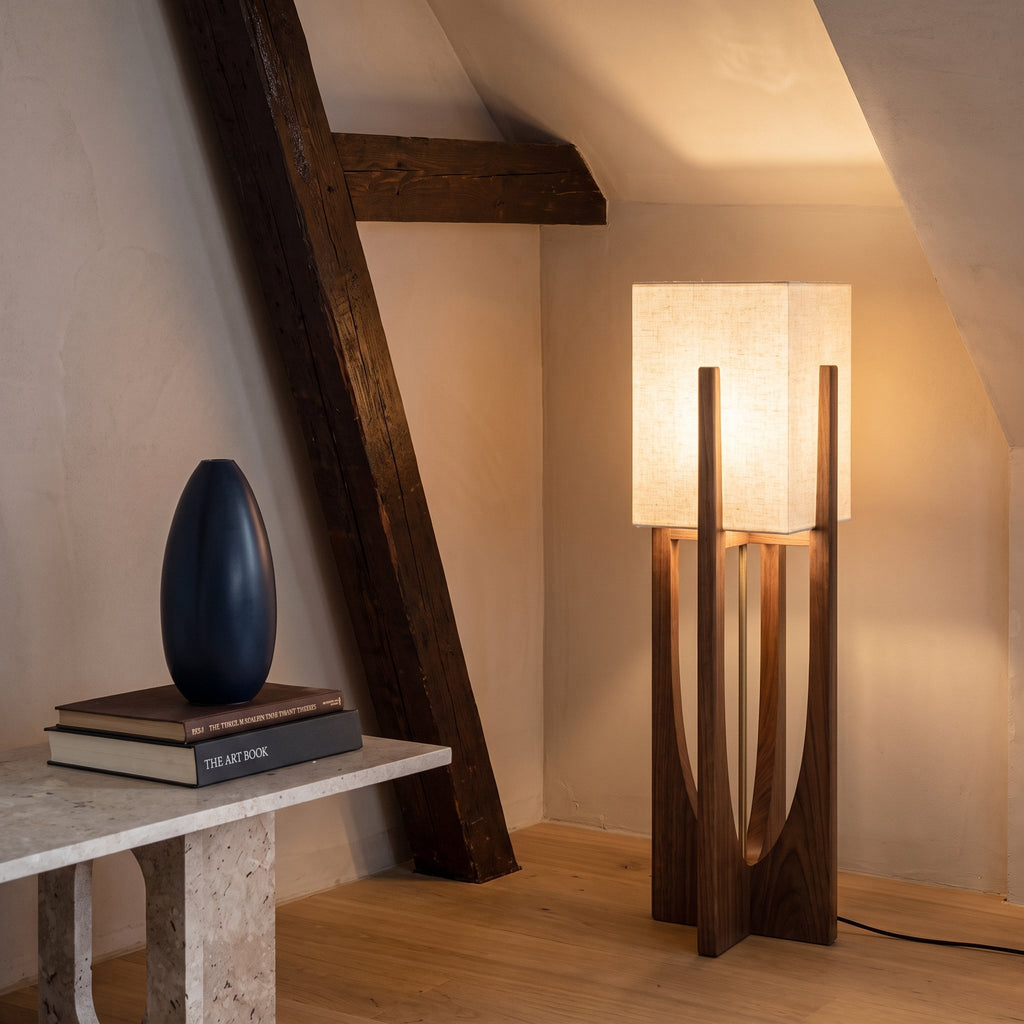 Gulvlampe i Wabi-Sabi Stil - Stofskærm og Træfod med Varmt Lys 4