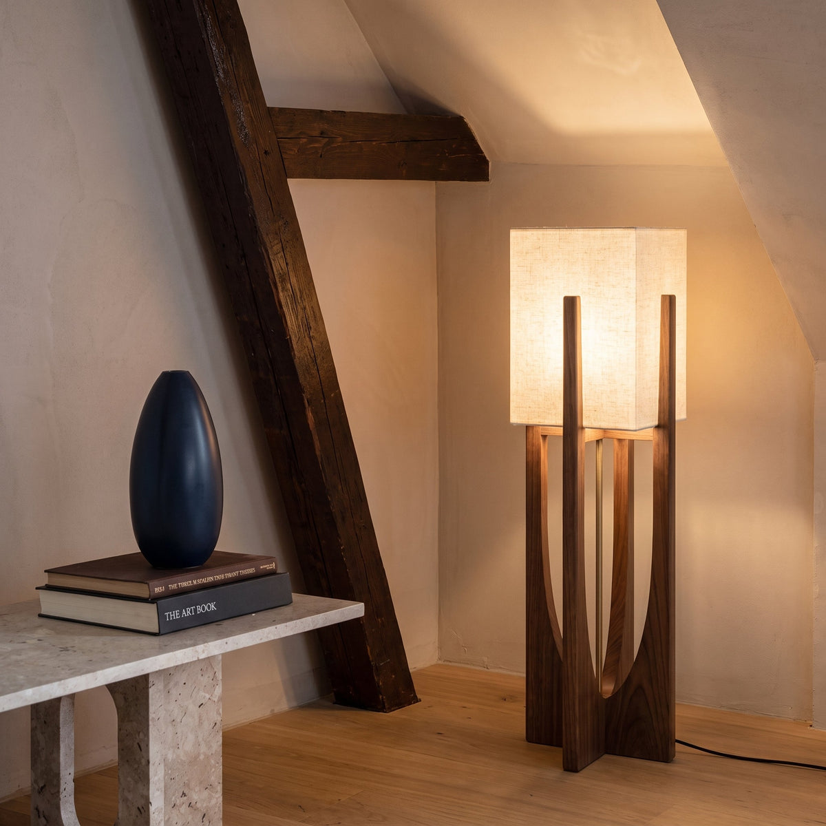 Gulvlampe i Wabi-Sabi Stil - Stofskærm og Træfod med Varmt Lys 4