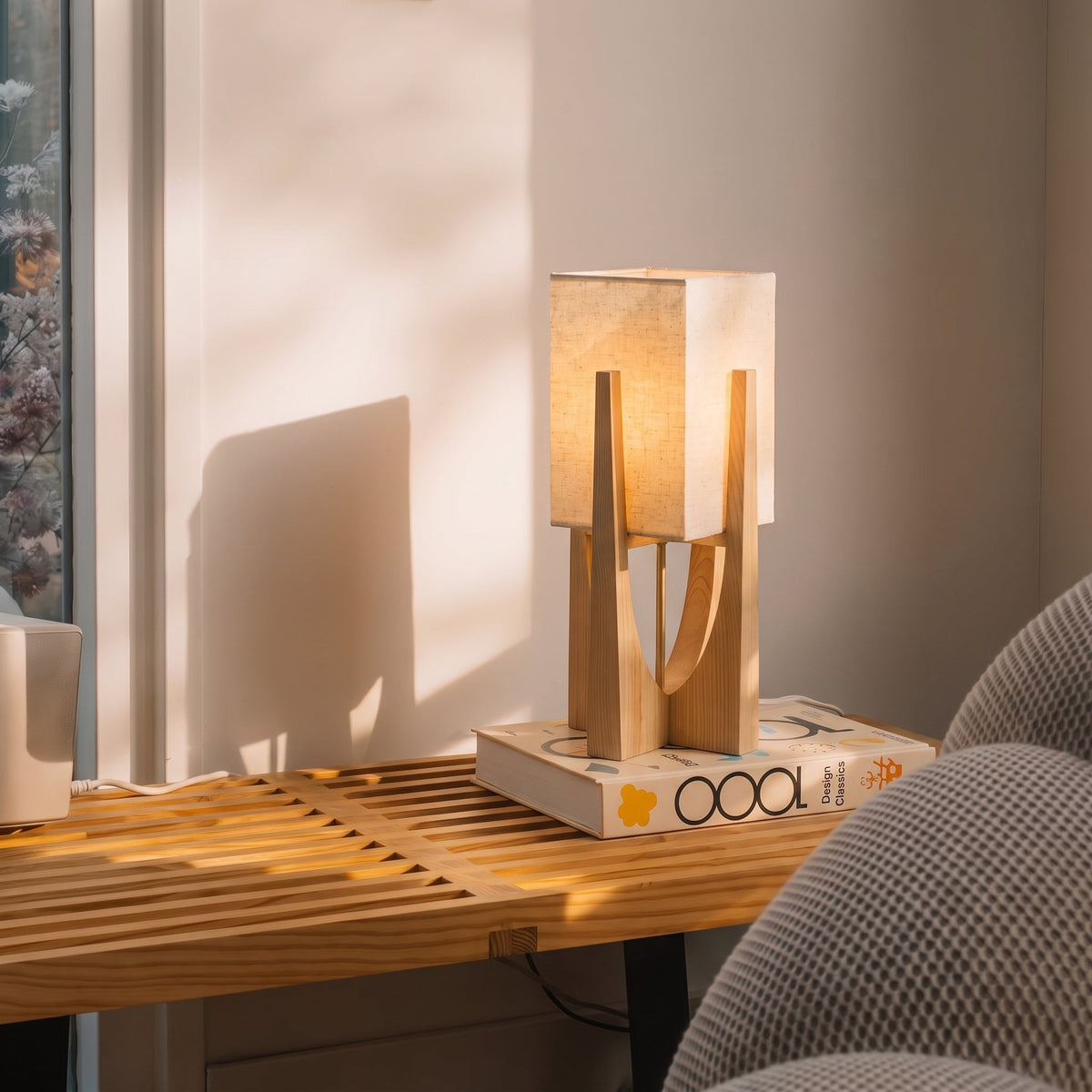 Gulvlampe i Wabi-Sabi Stil - Stofskærm og Træfod med Varmt Lys 5