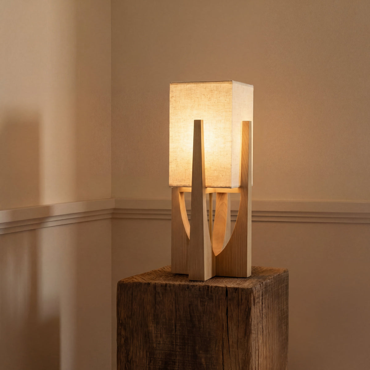 Gulvlampe i Wabi-Sabi Stil - Stofskærm og Træfod med Varmt Lys 7