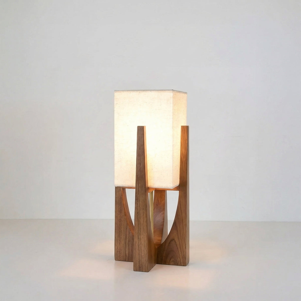 Gulvlampe i Wabi-Sabi Stil - Stofskærm og Træfod med Varmt Lys 8