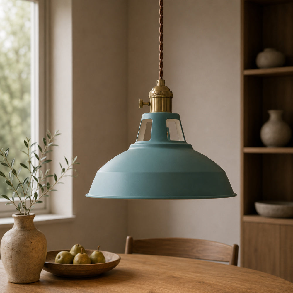 Industriel Pendel Lampe i Jern – Justerbar Højde med Farverige Metalskærme 10